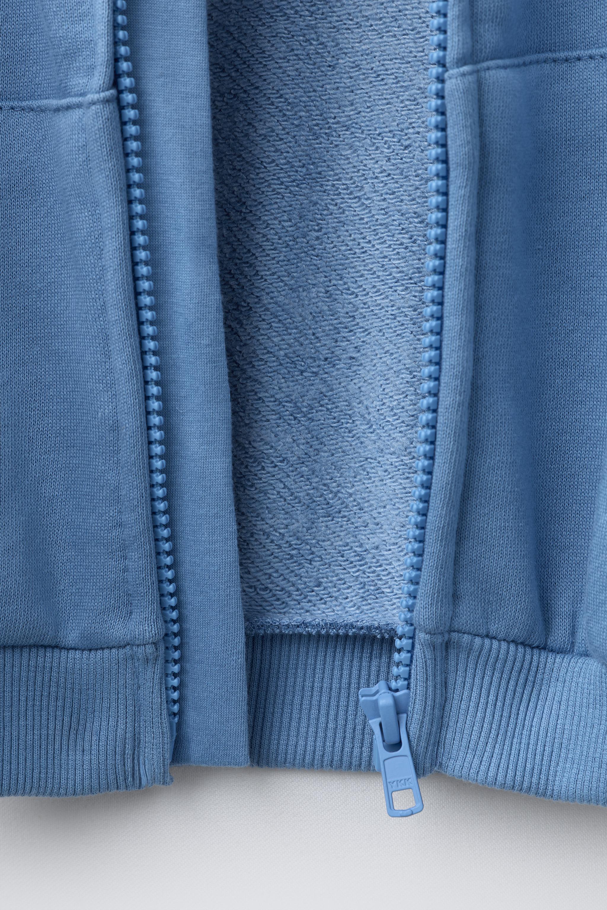 SWEAT ZIPPÉ À INSCRIPTION